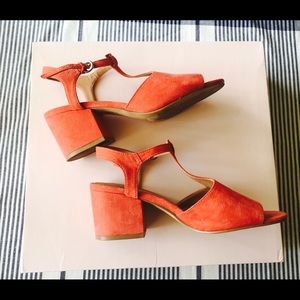 🔥💛Urban Outfitters orange suede block heel 💛🔥